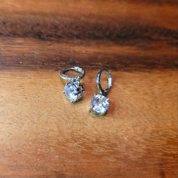 Beautiful clear crystal cubic zirconia, 925 marked silver earrings. Brand new - Picture 3 of 4